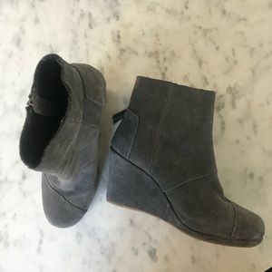Tom’s grey suede wedge boots